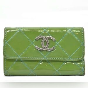 Pre-owned CHANEL leather small leather goods $650 CC logo patent wallet green.